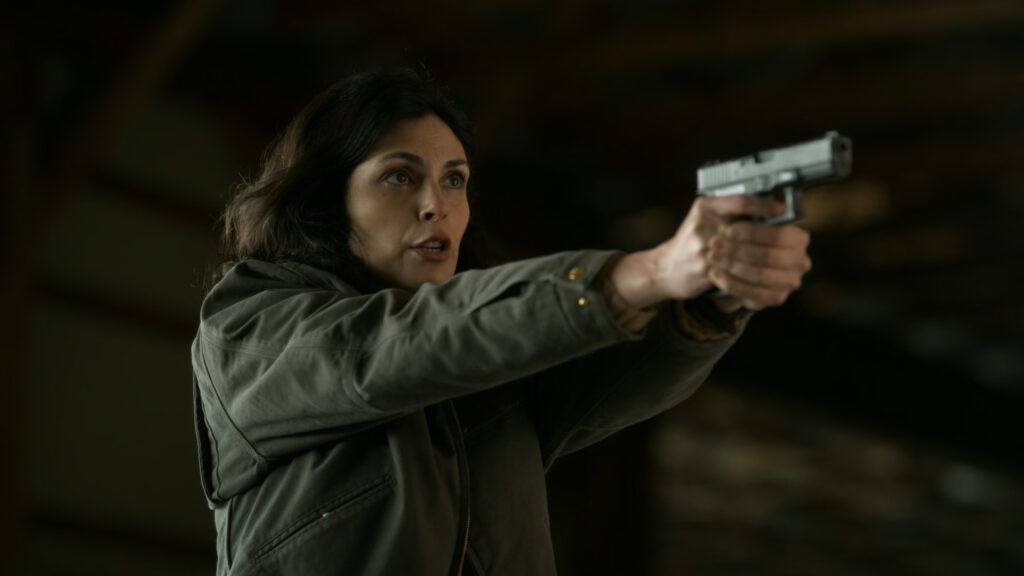 Morena Baccarin – Sheriff Country S01E20